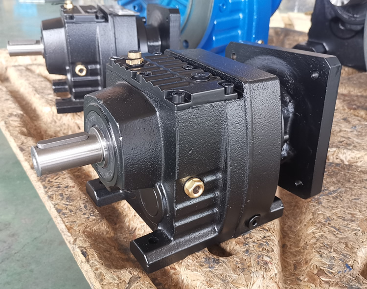 R37系列減速機的實物照片，輸入配伺服電機