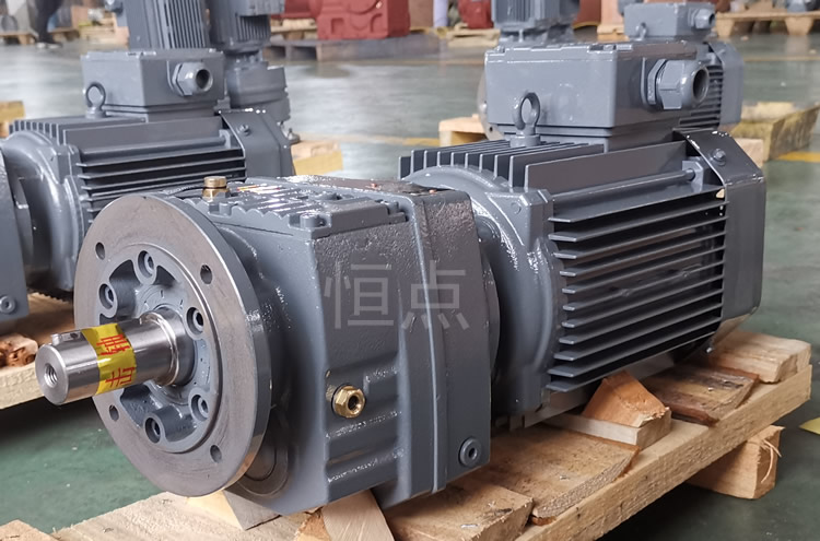 RF47系列減速機配直聯電機，立式安裝 輸出法蘭+軸 實物圖