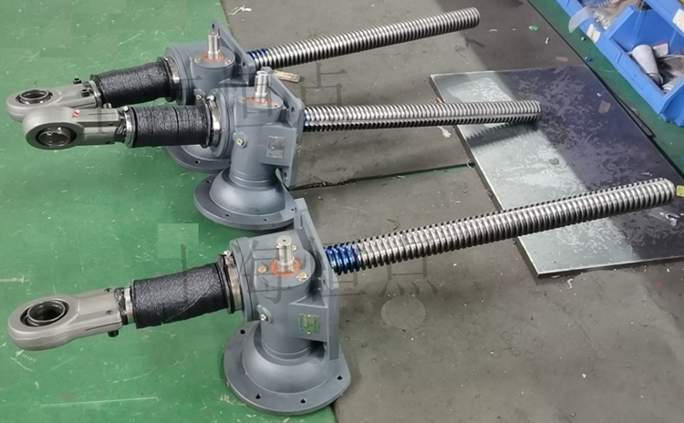 SWLD10升降機配關節軸承，配軟防護罩的實物圖